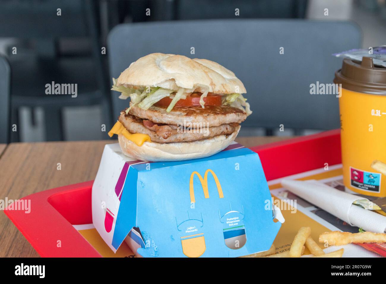 Danzig, Polen - 7. März 2023: McDonald's Deluxe Double Pork Kaiser vom Frühstücksmenü. Stockfoto