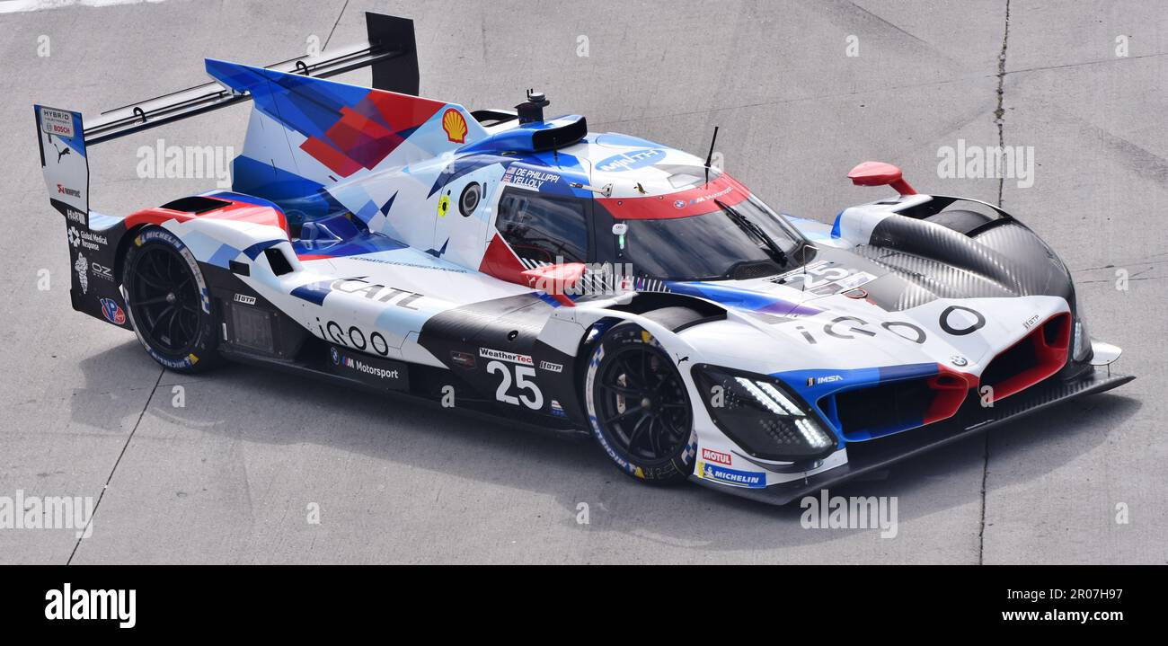 BMW M Motorsport ist Nr. 25 beim IMSA-Rennen im Long Beach Grand Prix, gefahren von Connor De Phillippi und Nick Yelloly. Stockfoto
