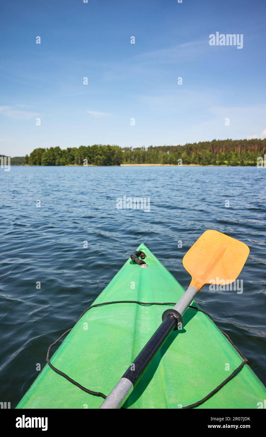 Kajak mit Paddeln auf dem See, selektiver Fokus. Stockfoto