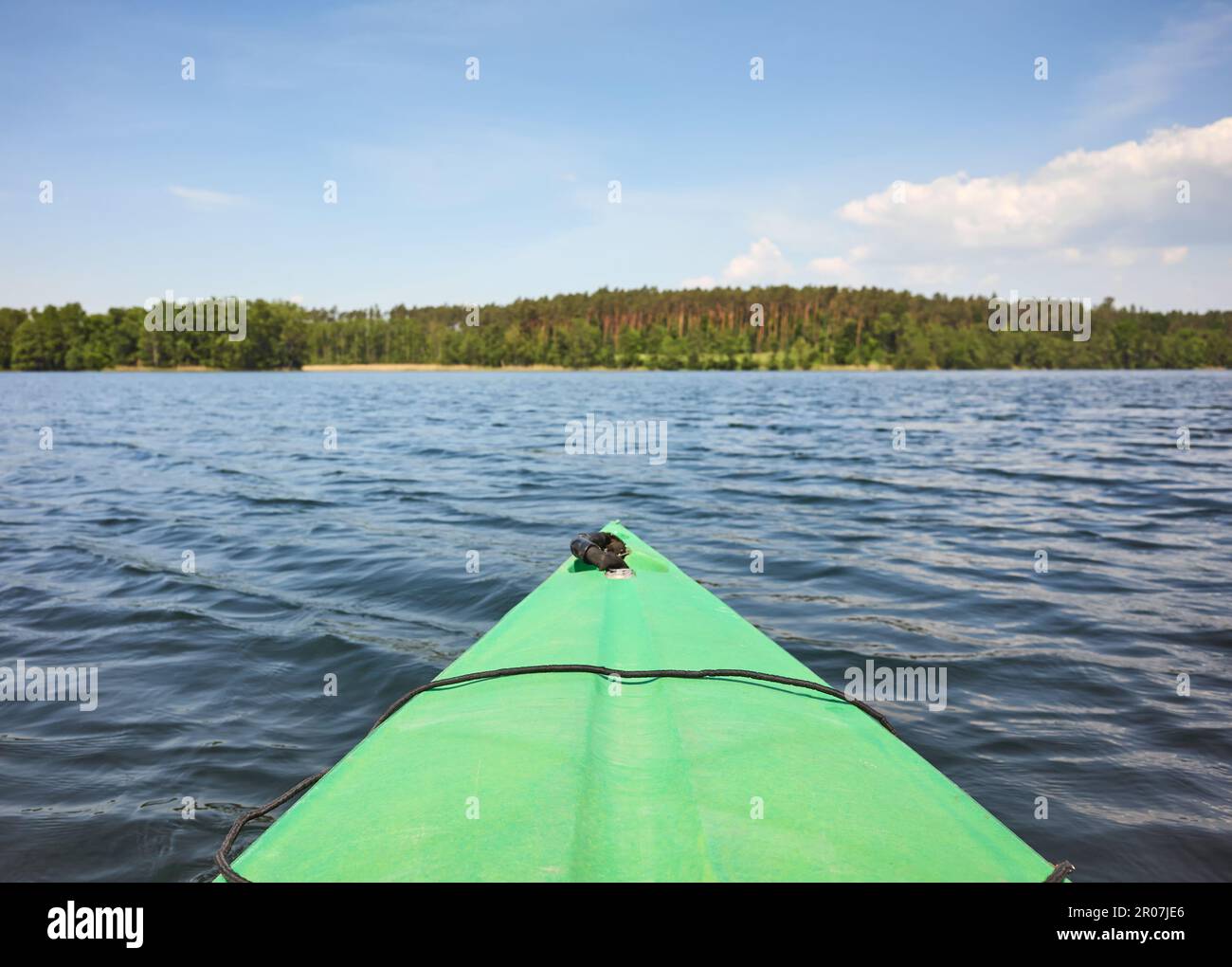 Bild eines Kajakbogens auf dem See, selektiver Fokus. Stockfoto