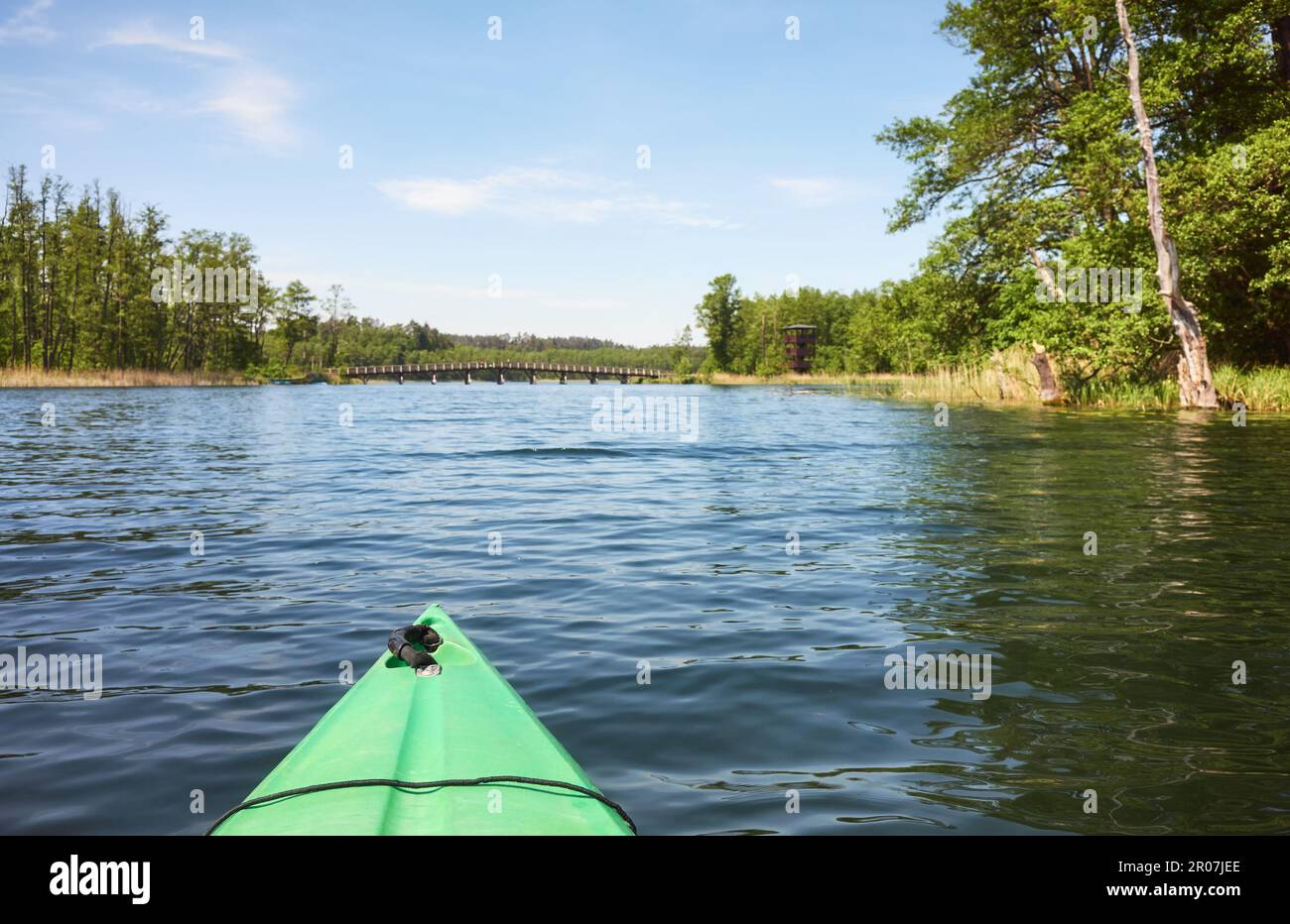 Bild eines Kajakbogens auf dem See, selektiver Fokus. Stockfoto