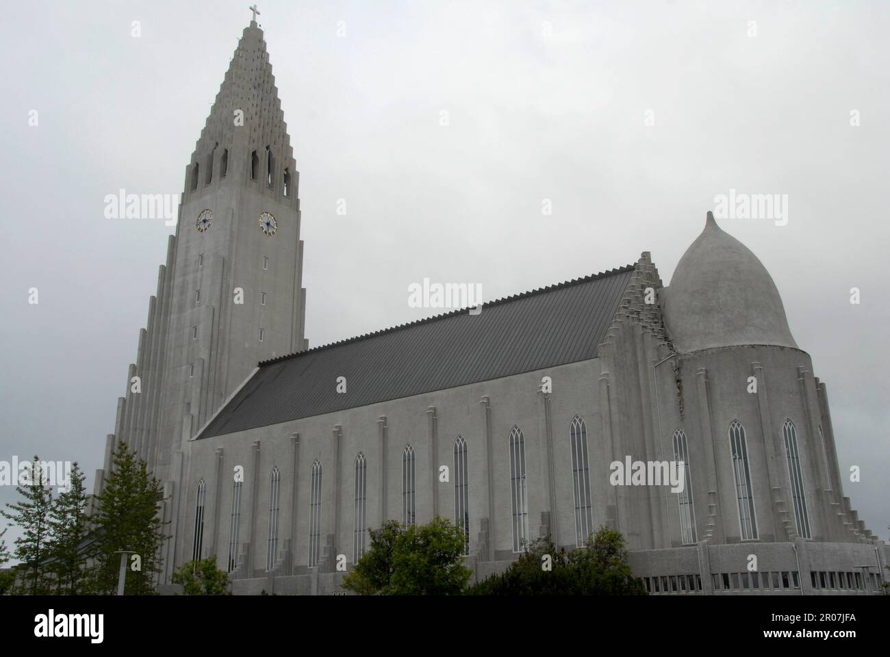 Reykjavik, Island. 22. Juli 2022. Die Kirche Hallgrímurs ist eine Touristenattraktion in der isländischen Hauptstadt Reykjavik. Die Kirche wurde vom isländischen Architekten Guðjón Samúelsson entworfen. Kredit: Finn Huwald/dpa/Alamy Live News Stockfoto