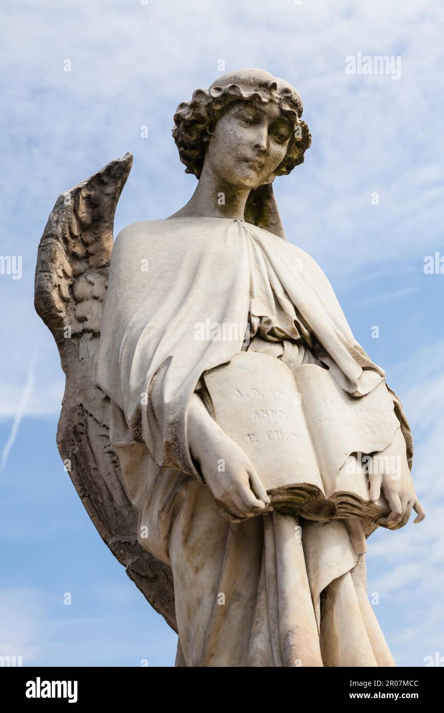 Friedhof-Statue in Italien, hergestellt aus Stein - mehr als 100 Jahre alt Stockfoto