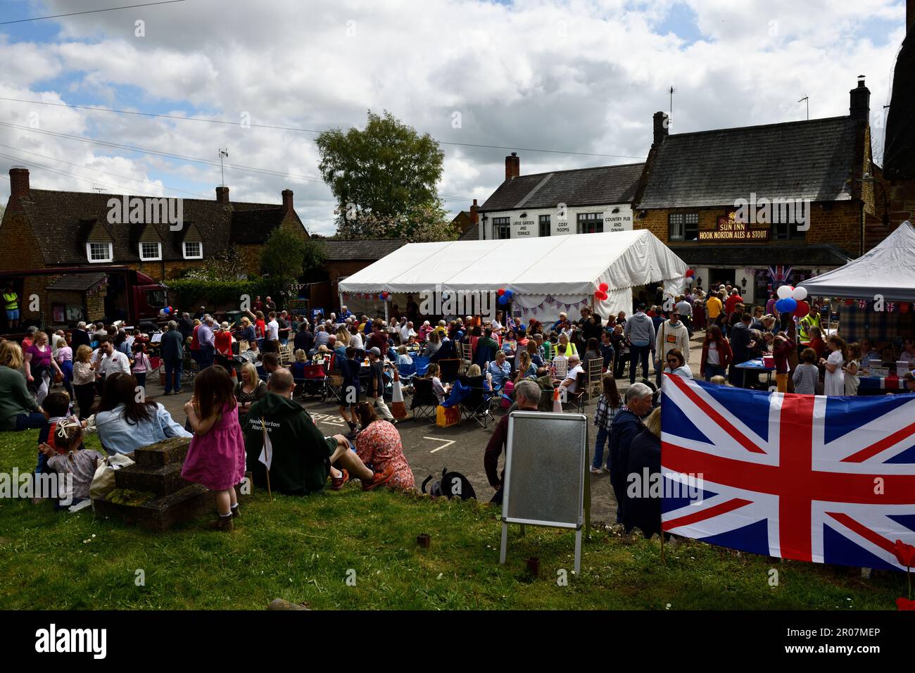 People Have Fun at the Street Party Hook Norton Oxfordshire England uk 7. Mai 2023 Kredit: MELVIN GREEN / Alamy Live News. Stockfoto