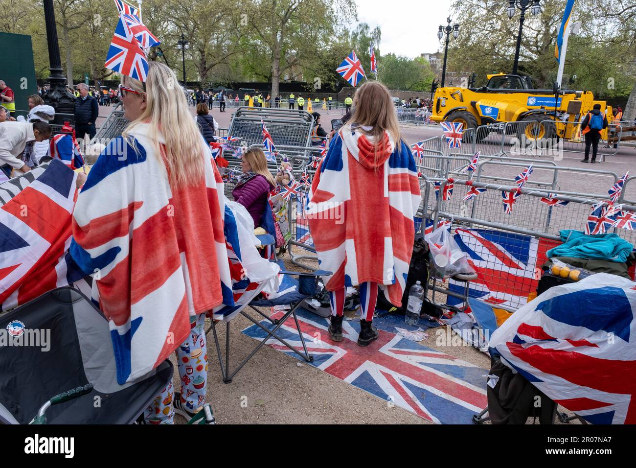 Menschen, Royalisten und königliche Fans versammeln sich entlang der Mall, um die Krönung von König Karl III. Am 5. Mai 2023 in London, Großbritannien, vorzubereiten. Viele sind bereit, über Nacht zu zelten und tragen zur Feier rot-weiß und blau die Flagge der Union, bevor König Karl III. Zum König von England gekrönt wird. Stockfoto