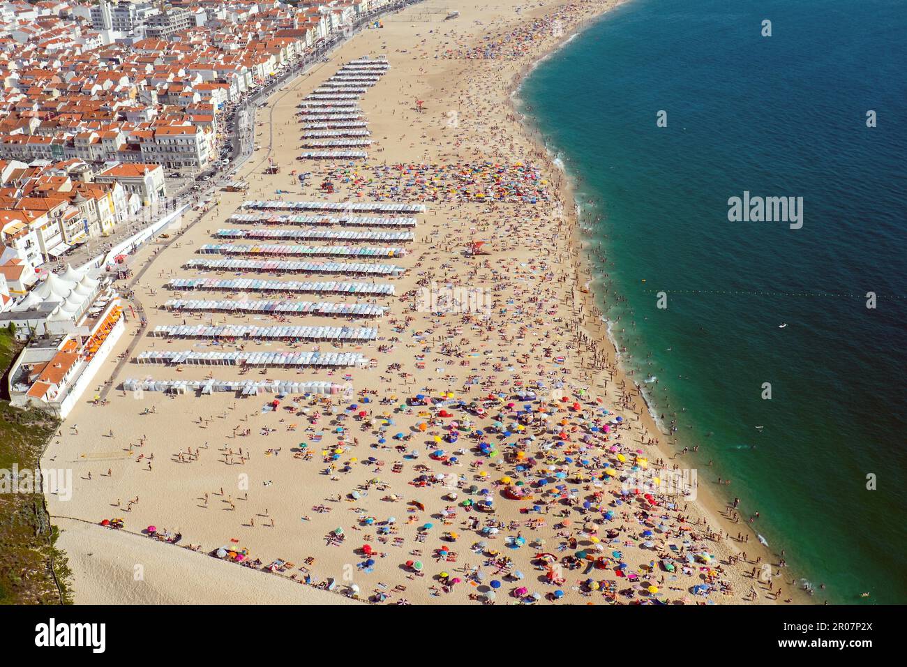 Strandleben in Nazare an der portugiesischen Atlantikküste Stockfoto
