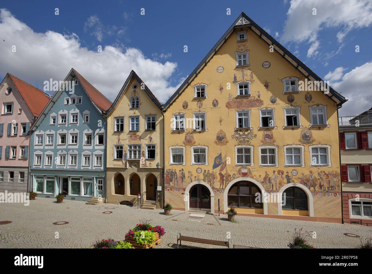 Historische Fachwerkhäuser mit Rathaus aus aus dem Jahr 1765 mit Wandgemälden und gelbem Wachhaus aus dem Jahr 1860 in Horb am Neckar, Neckar Valley, Nord Stockfoto