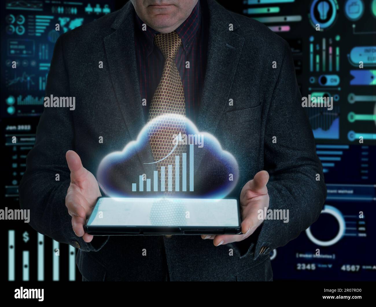 Geschäftsmann, der eine Cloud-Plattform für Finanzmanagement mit einer Infografik mit holografischem Display verwendet Stockfoto