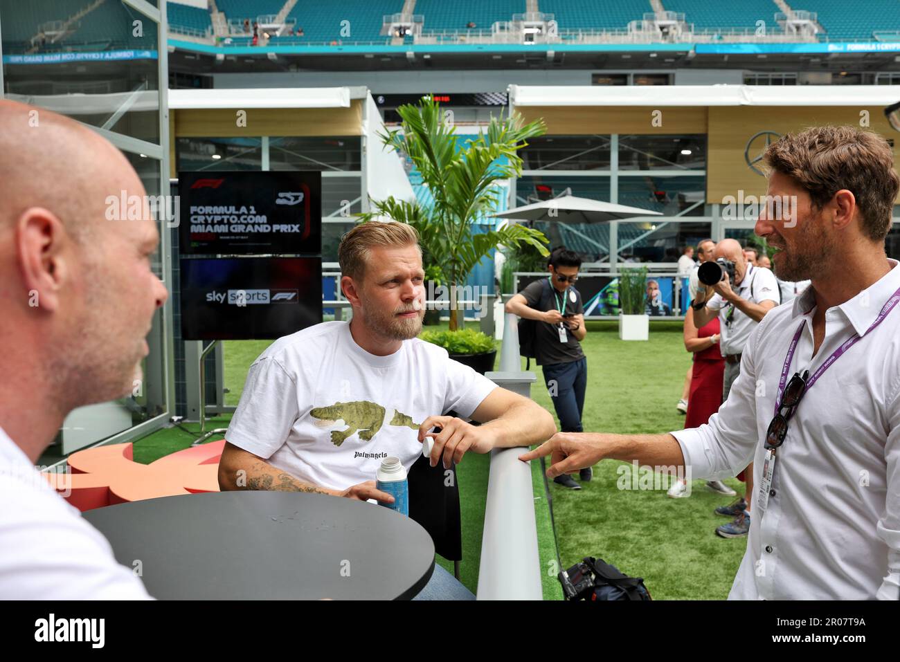 Miami, USA. 07. Mai 2023. (L bis R): Jan Magnussen (DEN) mit Kevin Magnussen (DEN) Haas F1 Team und Romain Grosjean (FRA) IndyCar Driver. 07.05.2023. Formel-1-Weltmeisterschaft, Rd 5, Miami Grand Prix, Miami, Florida, USA, Wettkampftag. Das Foto sollte wie folgt lauten: XPB/Press Association Images. Kredit: XPB Images Ltd/Alamy Live News Stockfoto