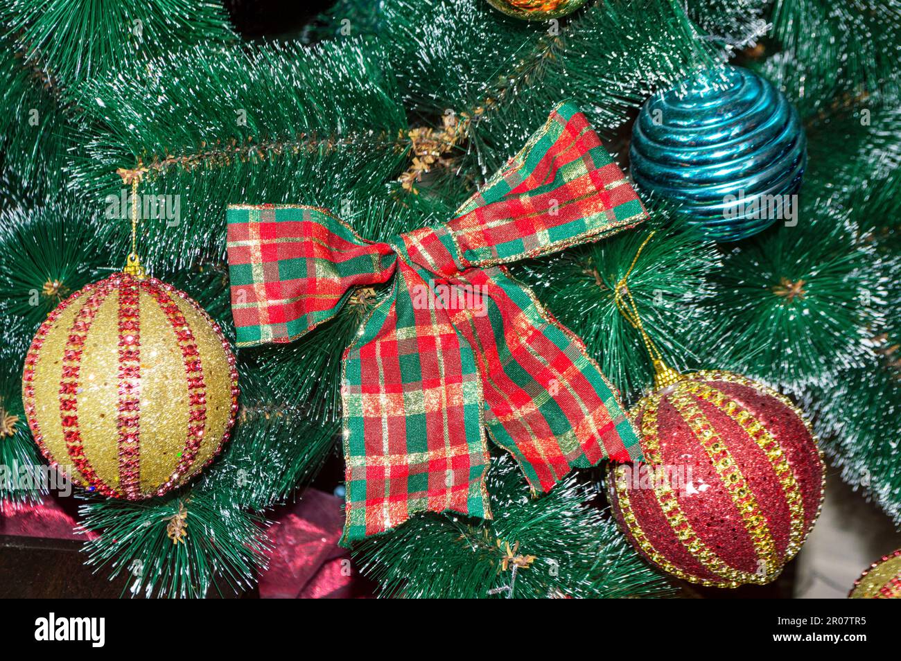 Farbenfrohe Krawatte. Farbige Kugeln schmücken einen Weihnachtsbaum. Bunte Weihnachtskugeln. Stockfoto