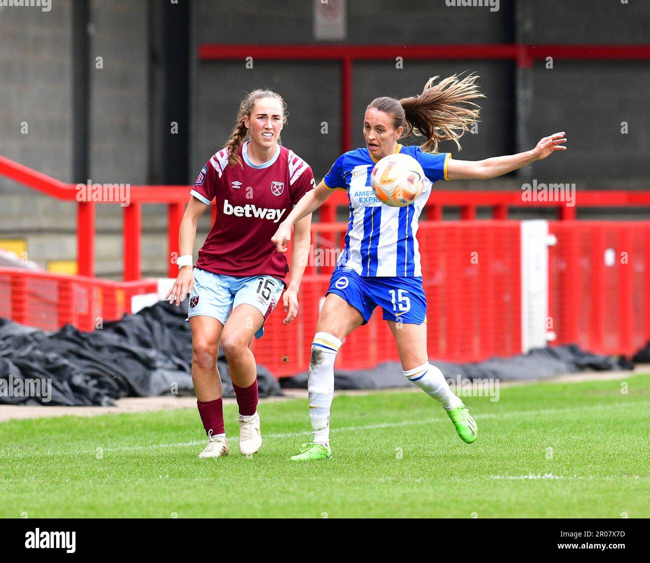 Crawley, Großbritannien. 07. Mai 2023. Lucy Parker von West Ham United und Kayleigh Green von Brighton und Hove Albion während des FA Women's Super League-Spiels zwischen Brighton & Hove Albion Women und West Ham United Ladies am 7. 2023. Mai im People's Pension Stadium in Crawley, Großbritannien. (Foto von Jeff Mood/phcimages.com) Kredit: PHC Images/Alamy Live News Stockfoto