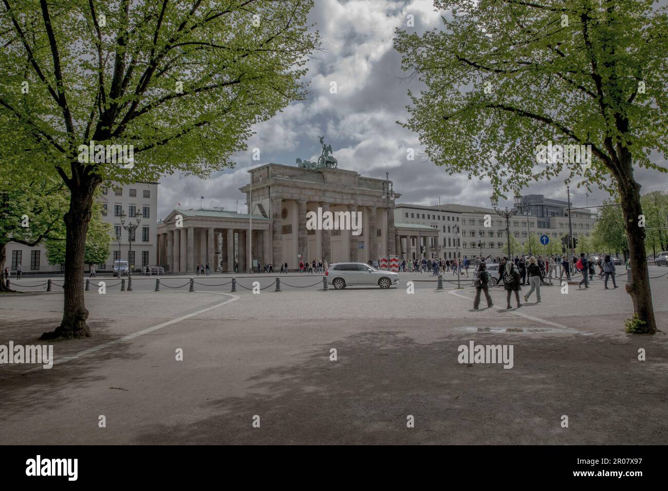 Berlin, Deutschland. 07. Mai 2023. Das Brandenburger Tor ist ein beliebtes Ziel für Berliner und Touristen am 7. Mai 2023. Die Menschen kommen in die historische Stätte, um die Sonne zu genießen und das berühmte Wahrzeichen zu genießen, umgeben von Straßenkünstlern und Picknickern, die den Tag genießen. (Foto: Michael Kuenne/PRESSCOV/Sipa USA) Guthaben: SIPA US/Alamy Live News Stockfoto
