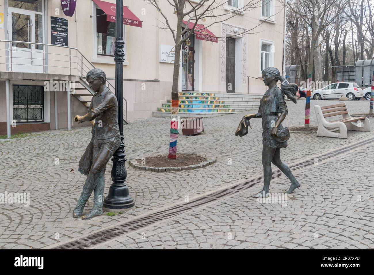 Chisinau, Moldawien - 9. März 2023: Skulptur der Liebenden auf der Strada Eugen Doga Straße. Stockfoto