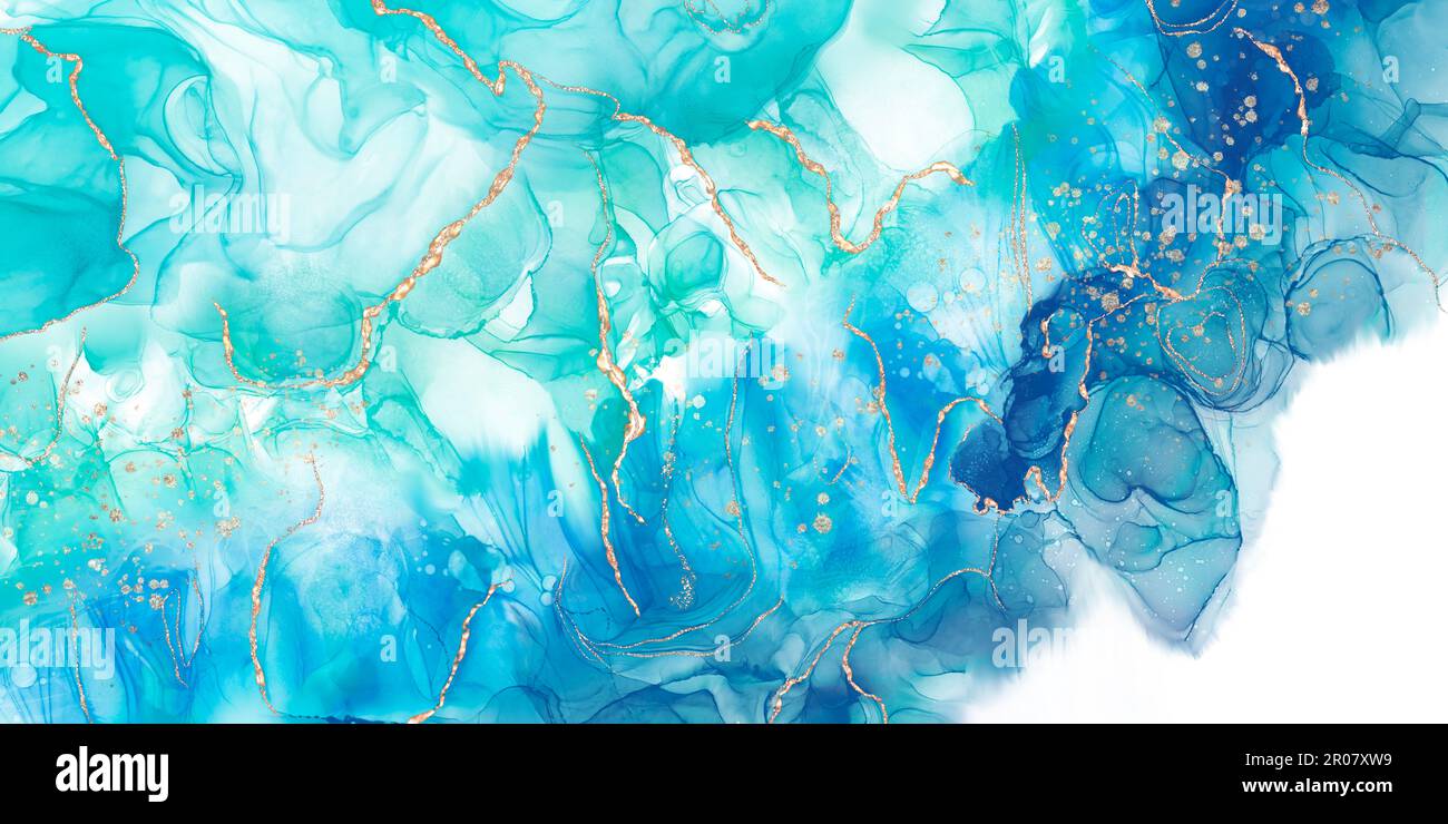 Abstrakter Hintergrund für den Sommer mit alkoholischer Tintenkunst.  Leuchtender Farbverlauf von Grün zu Blau mit goldener Dekoration.  Horizontales Banner auf weißem Hintergrund Stockfotografie - Alamy