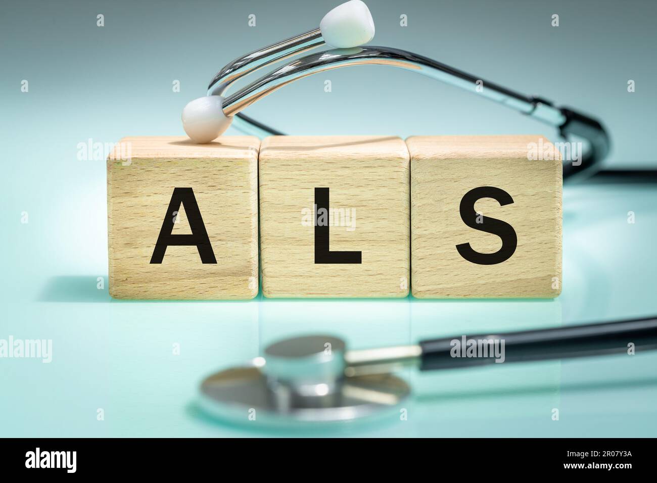 ALS oder geschrieben auf Holzblöcken, Amyotrophische Lateralsklerose, eine seltene Erkrankung des Nervensystems, die die motorischen Nerven im Cortex und Hirnstamm A betrifft Stockfoto