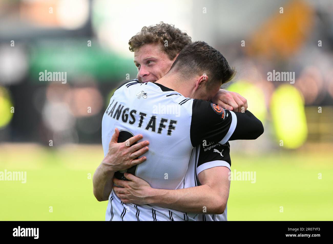 Macaulay Langstaff aus Notts County feiert mit Matt Palmer aus Notts County, nachdem Jodi Jones aus Notts County am Sonntag, den 7. Mai 2023, beim Halbfinalspiel der Vanarama National League Play-Off zwischen Notts County und Boreham Wood in Meadow Lane, Nottingham, 3-2 Punkte erzielte. (Foto: Jon Hobley | MI News) Guthaben: MI News & Sport /Alamy Live News Stockfoto