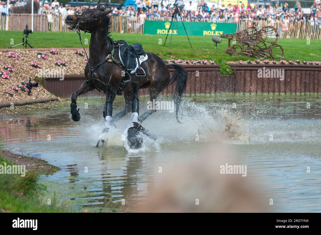 Tom Crisp fällt aus Liberty und Glory und repräsentiert GROSSBRITANNIEN. 7. Mai 2023. Während der Cross Country Phase am 3. Tag der 2023 Badminton Horse Trials präsentiert von MARS im Badminton House bei Bristol, Gloucestershire, England, Großbritannien. Sowohl Pferd als auch Reiter waren okay. Kredit: Jonathan Clarke/Alamy Live News Stockfoto