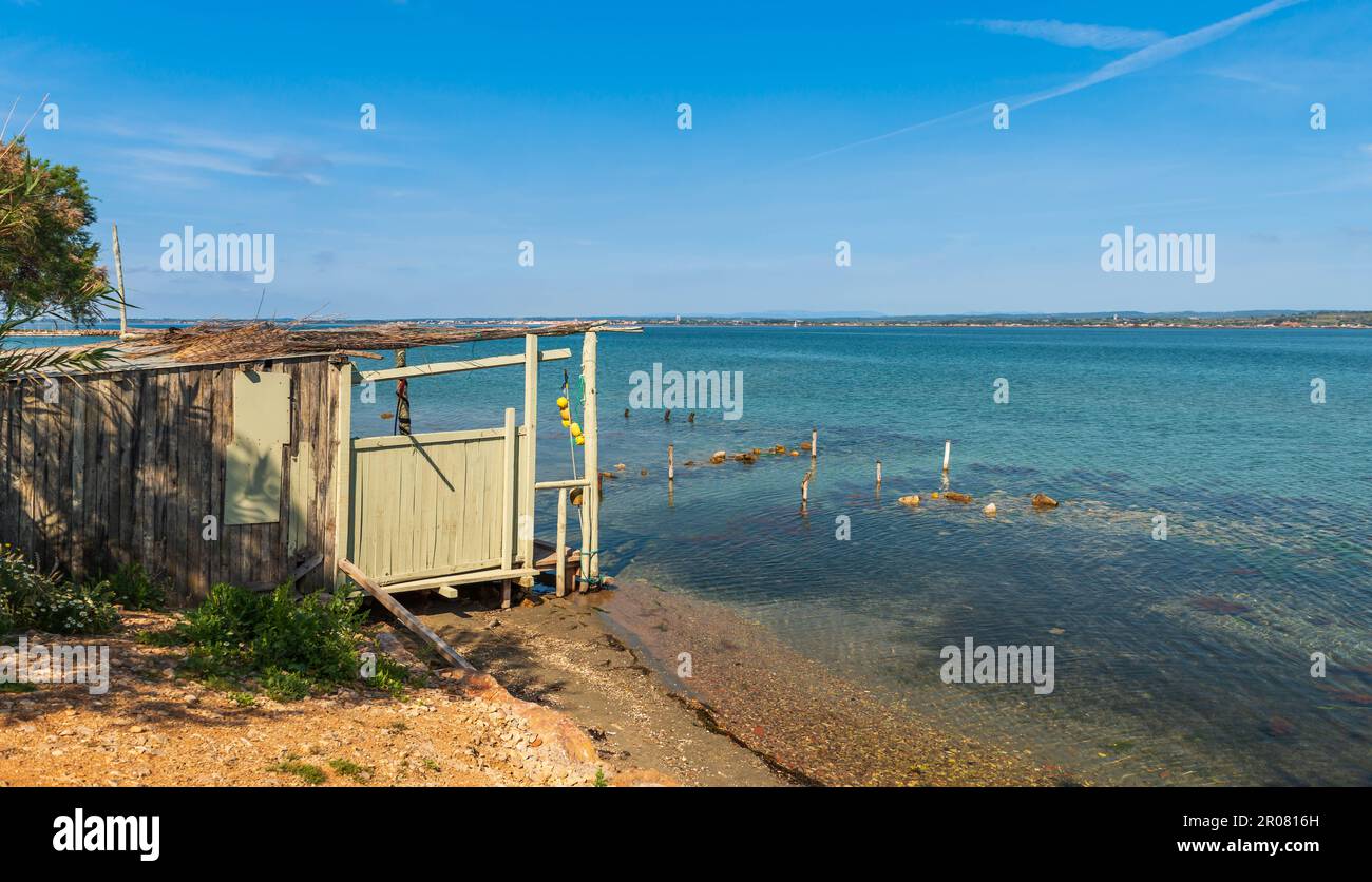 Hütte am Teich von Thau in Sète, Occitanie, Frankreich Stockfoto