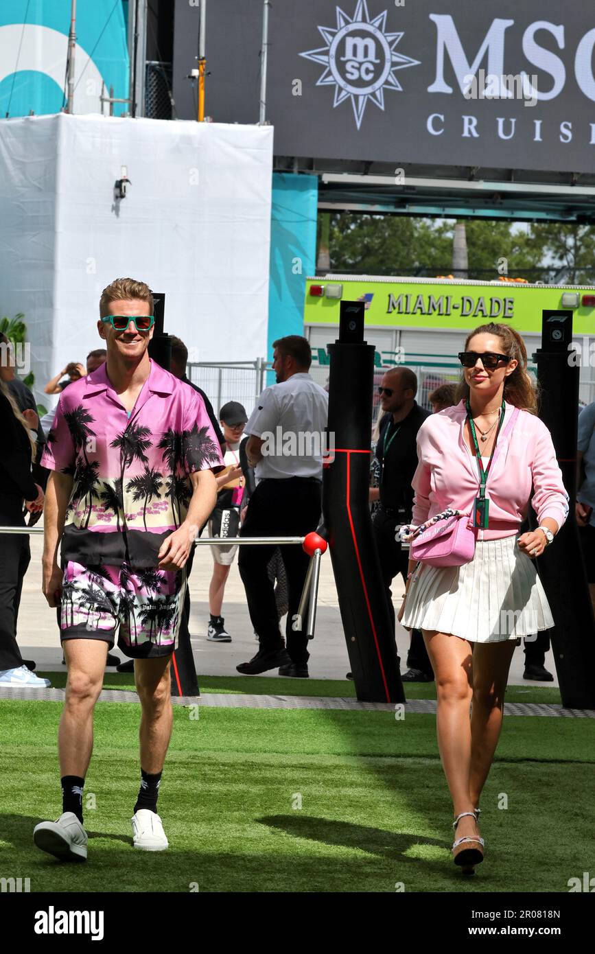 Miami, USA. 07. Mai 2023. Nico Hulkenberg (GER) Haas F1 Team mit seiner Frau Egle Ruskyte (LIT). Formel-1-Weltmeisterschaft, Rd 5, Miami Grand Prix, Sonntag, 7