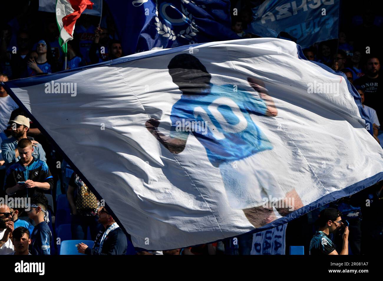 Neapel, Italien. 07. Mai 2023. Eine Flagge mit Diego Armando Maradona ist während des Fußballspiels der Serie A zwischen SSC Napoli und ACF Fiorentina im Stadion Diego Armando Maradona in Neapel (Italien) am 7. Mai 2023 zu sehen. Kredit: Insidefoto di andrea staccioli/Alamy Live News Stockfoto