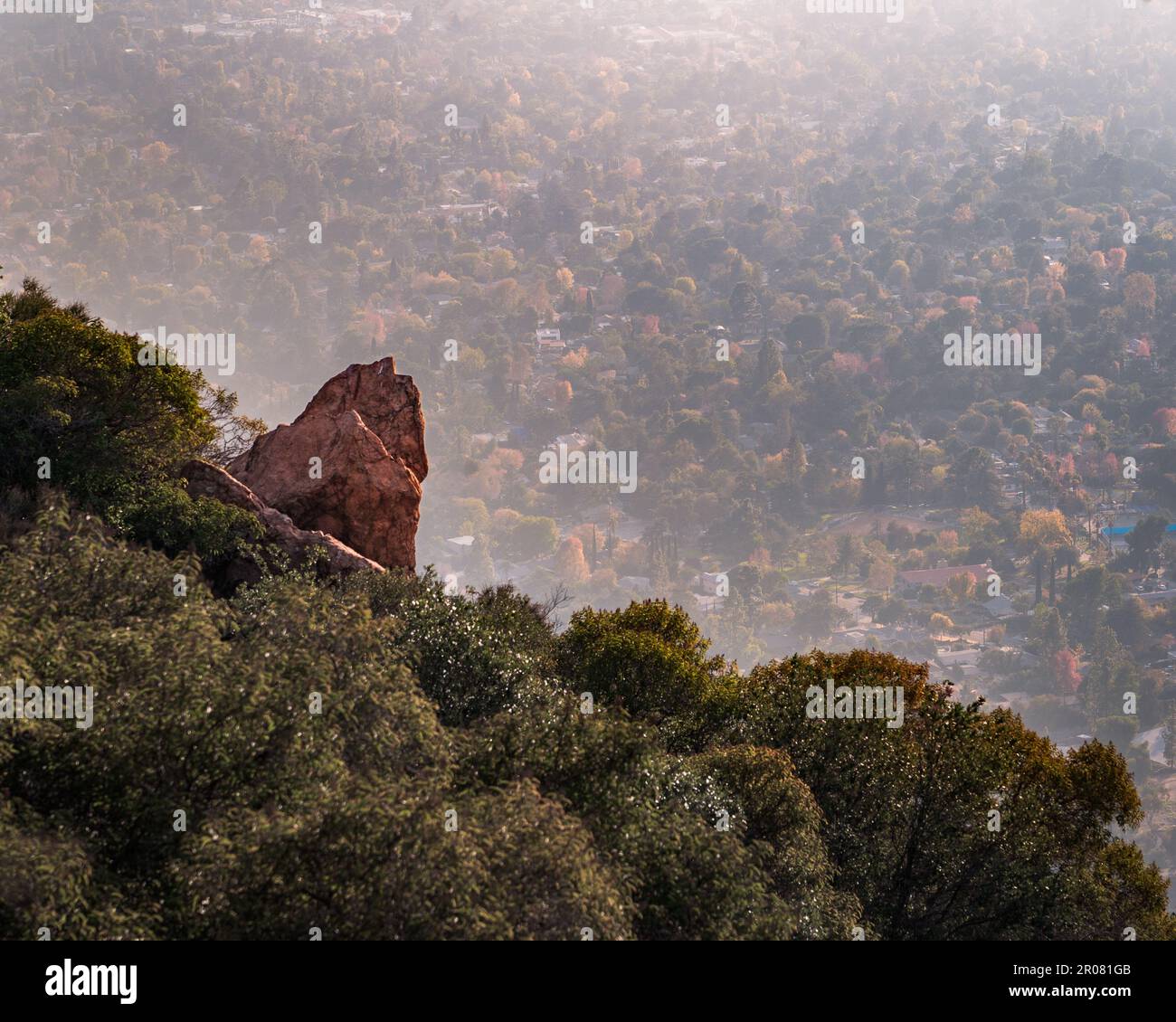 Atemberaubende Sonnenuntergangsfotografie des riesigen Felsens auf dem Gipfel des Hügels am San Gabriel Mountain im Angeles National Forest Stockfoto