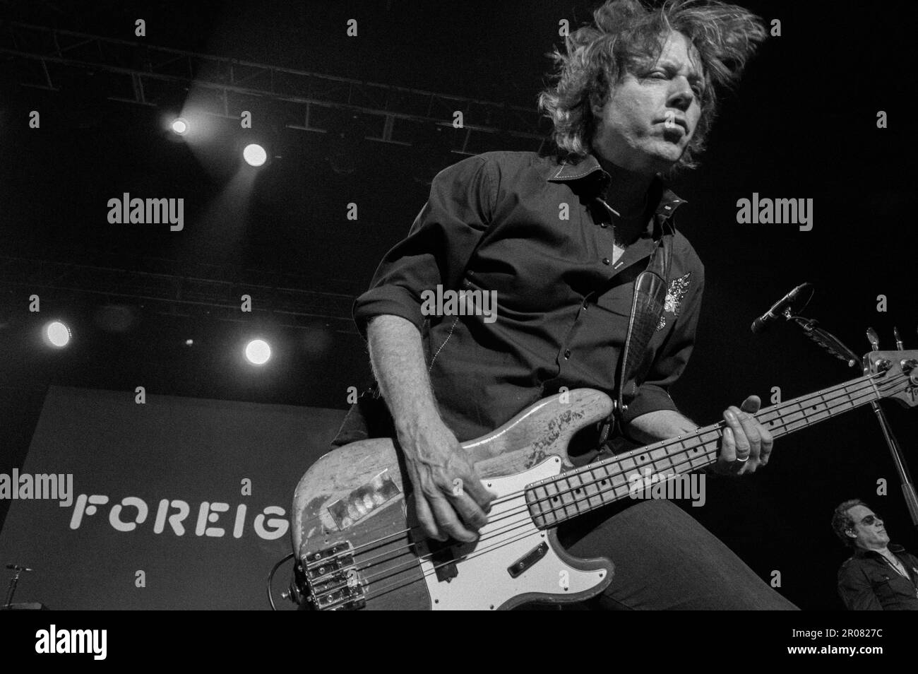 12. April 2015, Las Vegas, Nevada: Bassist Jeff Pilsen tritt mit Ausländern auf einer Firmenmesse auf. Stockfoto