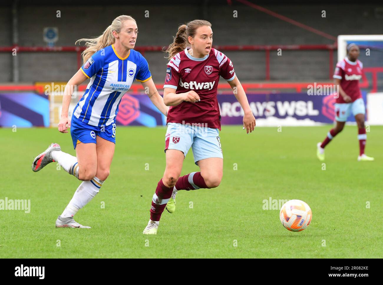 Crawley, Großbritannien. 07. Mai 2023. Megan Connolly von Brighton und Hove Albion verfolgen Emma Snerle von West Ham United während des FA Women's Super League-Spiels zwischen Brighton & Hove Albion Women und West Ham United Ladies im People's Pension Stadium am 7. 2023. Mai in Crawley, Großbritannien. (Foto von Jeff Mood/phcimages.com) Kredit: PHC Images/Alamy Live News Stockfoto