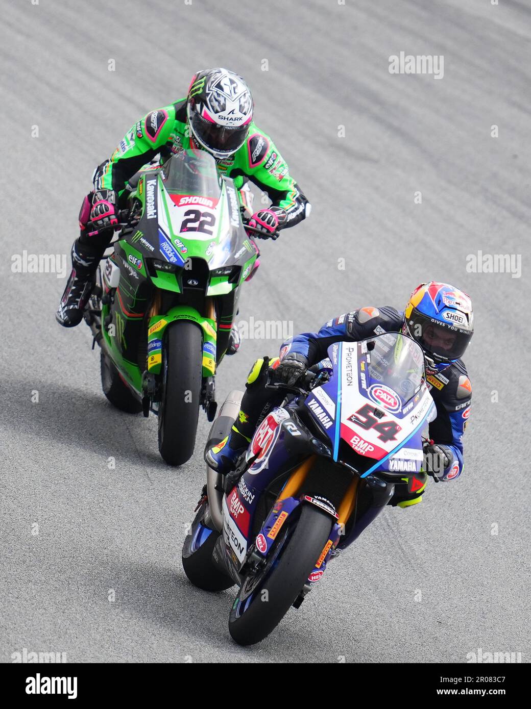 Toprak Razgatlioglu (TUR) Yamaha YZF R1 Pata Yamaha Prometeon WorldSBK und Alex Lowes (GBR) Kawasaki ZX-10RR Kawasaki Racing Team WorldSBK während der SBK FIM Superbike World Championship während des Rennens 2 auf dem Circuit de Barcelona-Catalunya am 7. Mai 2023 in Barcelona, Spanien. (Foto: Bagu Blanco / PRESSIN) Stockfoto