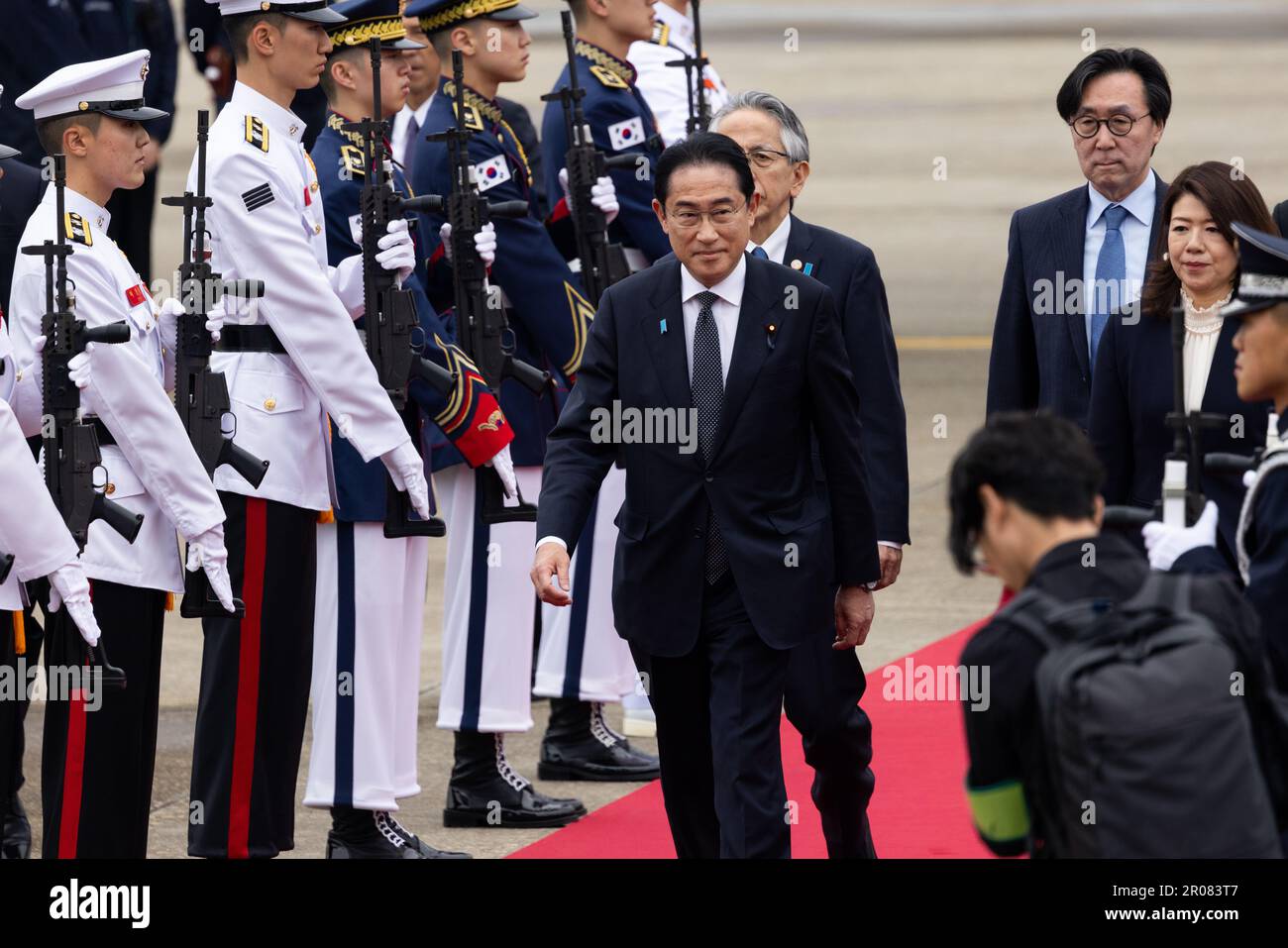 Seoul, Südkorea. 07. Mai 2023. Fumio Kishida, Japans Premierminister, und Yuko Kishida kommen am Sonntag, dem 7. Mai 2023, am Seoul Air Base in Seongnam, Südkorea an. (Foto: SeongJoon Cho/Pool/Sipa USA) Guthaben: SIPA USA/Alamy Live News Stockfoto