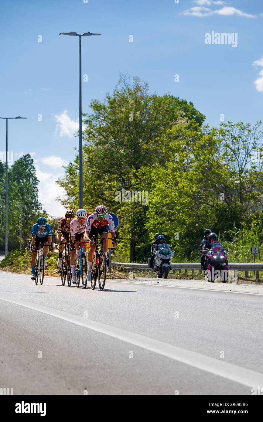 Chieti, Italien - 07. Mai 2023: Führende Gruppe von Chieti abwärts während des Rennen der Etappe 1 des Giro d'Italia 106. Stockfoto