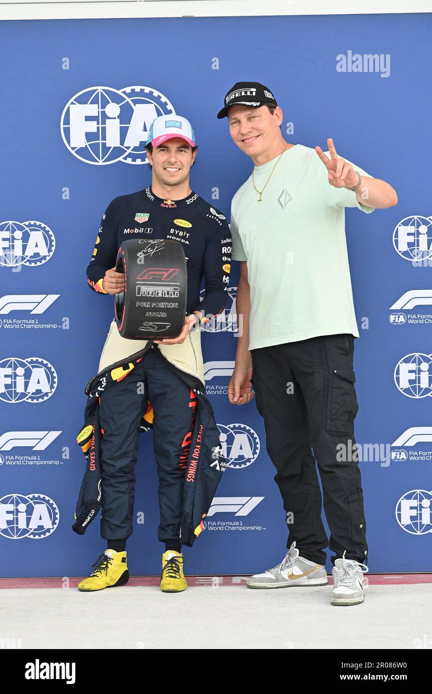 Miami, USA. 06. Mai 2023. MIAMI, Florida, USA 06. Mai 2023; Pole Position Picture und Pirelli Award an #11 überreicht. Sergio PEREZ Mendoza, MEX, Oracle Red Bull Racing vom legendären niederländischen DJ TidiestoFIA Grand Prix of MIAMI Formula 1 in den Miami Gardens rund um das Dolphins American Football Stadium, F1 in den USA, gebührenpflichtiges Bild - Foto: © ATP images/Paolo PEDICELLI (PEDICELLI Paolo/ATP/SPP Sport Press) Foto: SPP Sport Credit. Alamy Live News Stockfoto