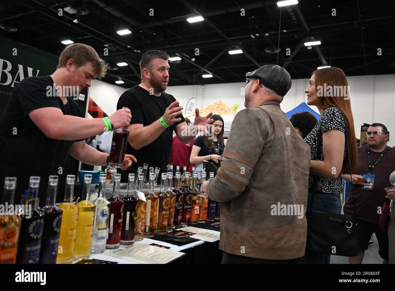 CALGARY BEER FESTIVAL: Alkoholverkäufer spricht mit Kunden Stockfoto