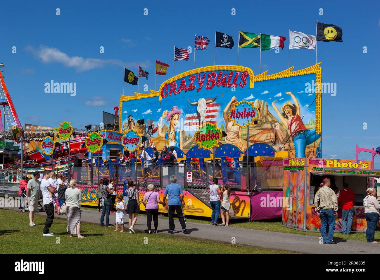 HARTLEPOOL, ENGLAND; FARBENFROHES Banner der Crazy Bulls auf der Hartlepool Funfair im AUGUST 03,2013 Stockfoto