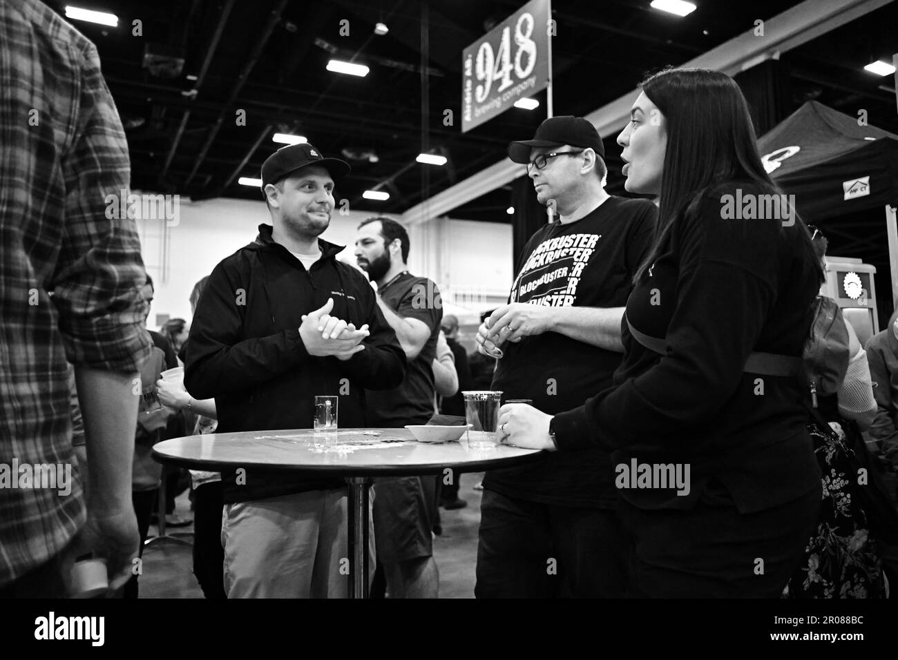 CALGARY BEER FESTIVAL: Zwei Männer und eine Frau reden bei Bier Stockfoto