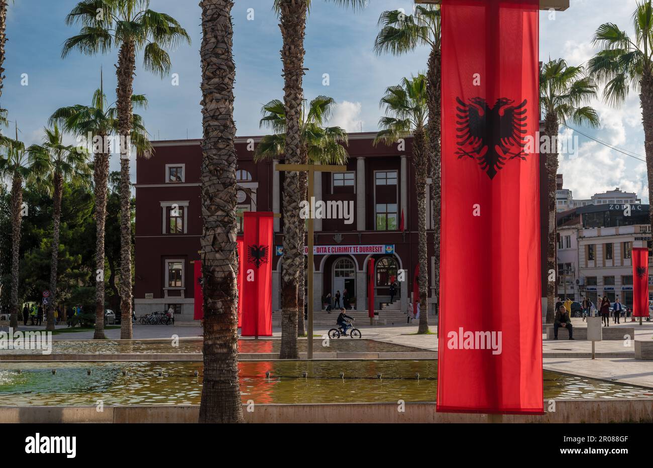 Blick auf die Brunnen auf dem Hauptplatz (Sheshi Liria) in Durres, Albanien mit dem Rathaus und der Großen Moschee von Durres Stockfoto