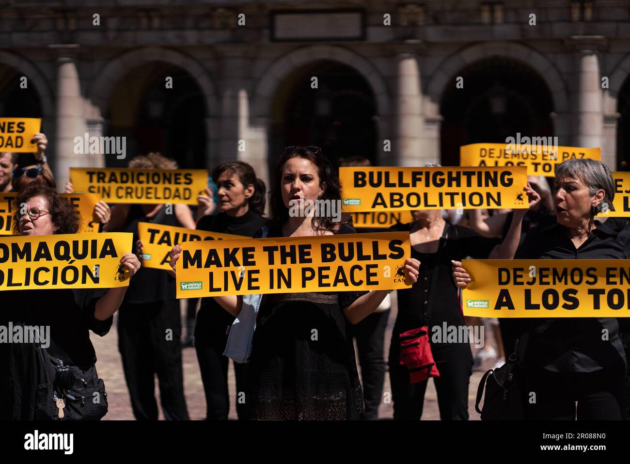 Aktivisten halten während der Demonstration Plakate, auf denen ihre Meinung zum Ausdruck gebracht wird. Eindrucksvolle Aktionen von AnimaNaturalis-Aktivisten auf der Plaza Mayor im Stadtzentrum von Madrid gegen die Stierkampfmesse während der San Isidro Fiestas. Im Mai kommen die San Isidro Fiestas in Madrid an. Sie sind die authentischsten und traditionellsten in der Hauptstadt. Während dieser Festlichkeiten gibt es Platz für die traditionellsten Tänze zusammen mit den Konzerten der Gruppen des Moments, aber sie werden durch Folter und Tod von Dutzenden von Tieren in der Stierkampfarena beeinträchtigt. Das Festivalprogramm beinhaltet Stockfoto