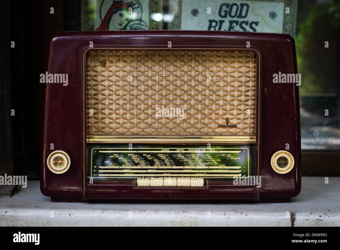 Damaskus, Syrien - Mai 2023: Altes Radio vor dem Vintage Store Stockfoto