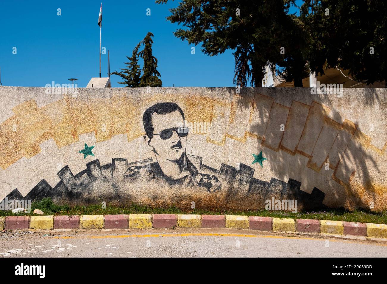 Damaskus, Syrien - Mai 2023: Gemälde des syrischen Präsidenten Bashar Al Assad an der syrischen libanesischen Grenze Stockfoto