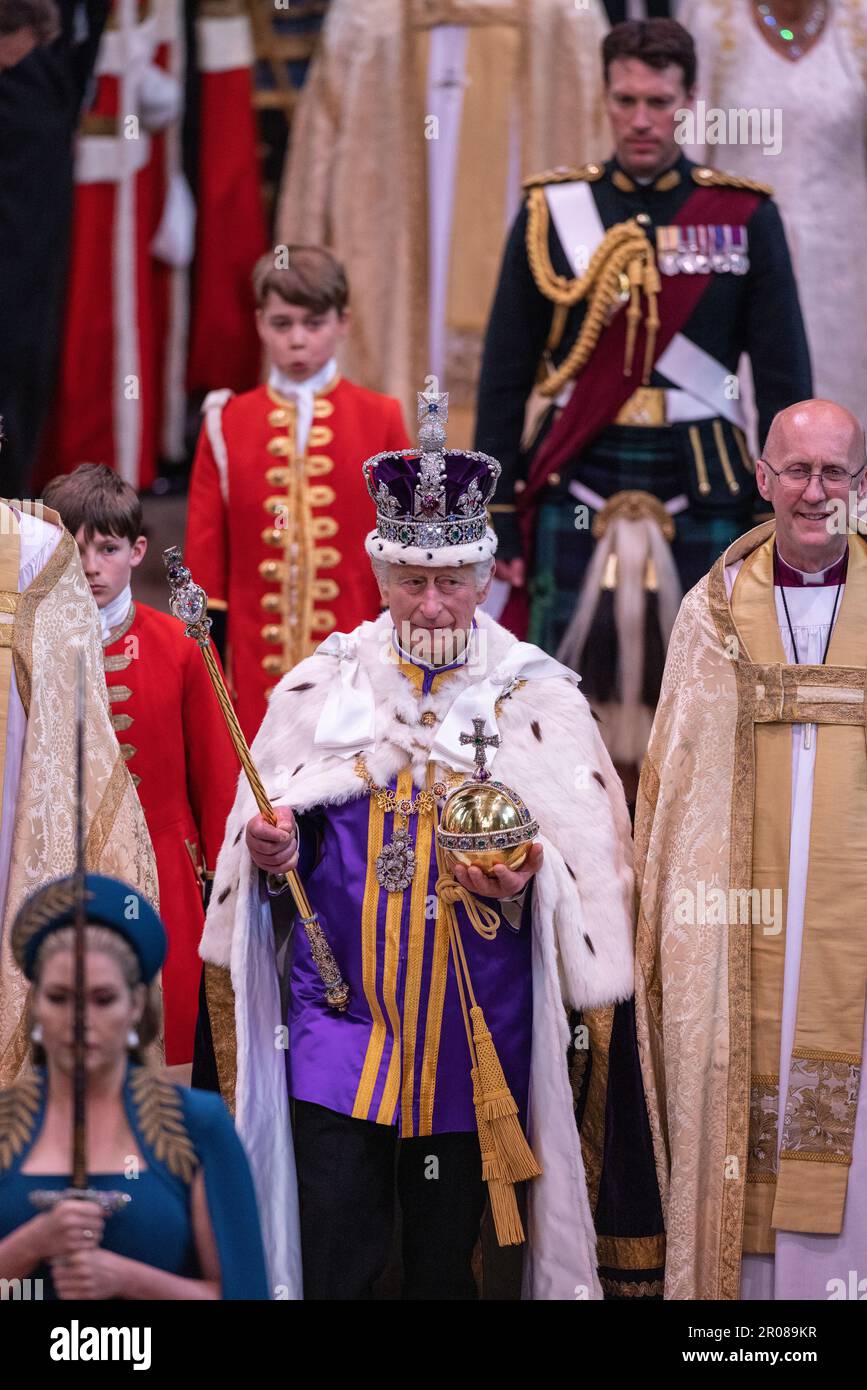 Der König und die Gemahlin verlassen Westminster Abbey. Charles und Camilla verlassen die Abtei durch die Great West Door Stockfoto