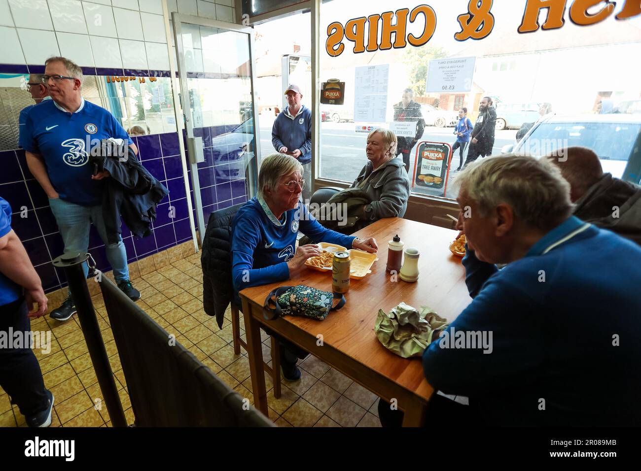 Chelsea-Fans essen Fish and Chips vor dem Anpfiff vor dem Barclays Women's Super League-Spiel in Kingsmeadow, London. Foto: Sonntag, 7. Mai 2023. Stockfoto