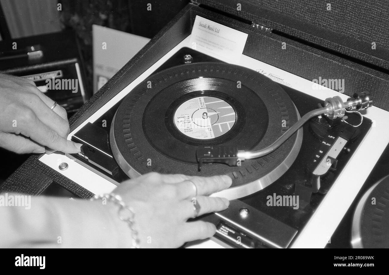 DJ mit 45rpm-Schallplatte, Disco-Konsole, Mobile Disco Stockfoto