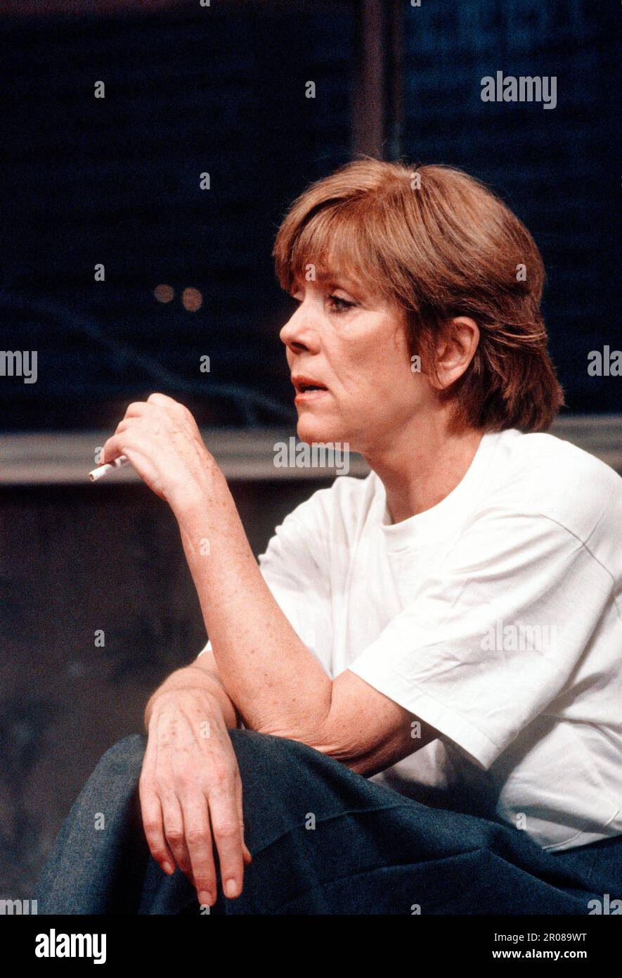 Diana Rigg (Rosa) in BERLIN BERTIE von Howard Brenton im Royal Court Theatre, London SW1 14/04/1992 Design: Paul McCauley Beleuchtung: Rory Dempster Regisseur: Danny Boyle Stockfoto