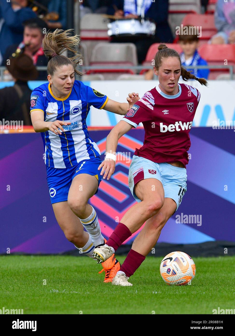 Crawley, Großbritannien. 07. Mai 2023. Veatriki Sarri von Brighton und Hove Albion und Lucy Parker von West Ham versammelten sich während des FA Women's Super League-Spiels zwischen Brighton & Hove Albion Women und West Ham United Ladies am 7. 2023. Mai im People's Pension Stadium in Crawley, Großbritannien. (Foto von Jeff Mood/phcimages.com) Kredit: PHC Images/Alamy Live News Stockfoto