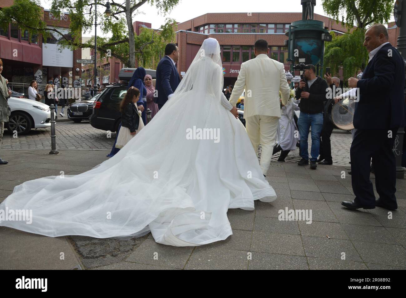 Berlin, Deutschland - 1. Mai 2023 - Arabische Hochzeit in Kreuzberg ...