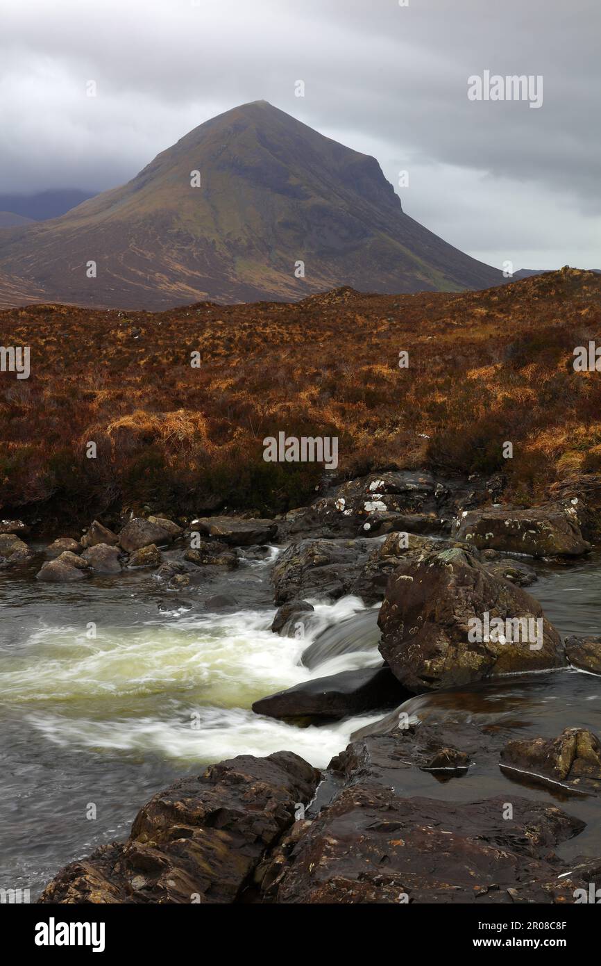 Fließender Flusssligachan mit Marsko im Hintergrund. Isle of Skye, Schottland, Vereinigtes Königreich. Stockfoto