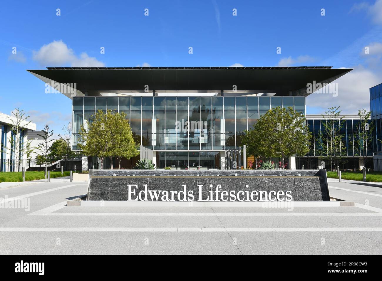 IRVINE, KALIFORNIEN - 7 MAI 2023: Edwards Lifesciences ist ein weltweit führender Anbieter von medizinischen Innovationen für strukturelle Herzerkrankungen, Intensivmedizin und Chirurgie Stockfoto