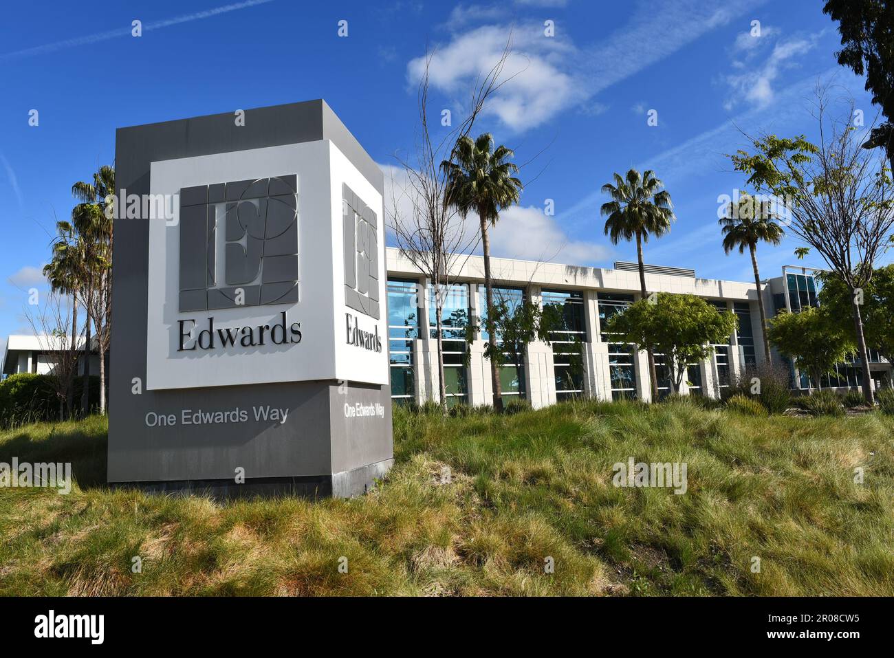 IRVINE, KALIFORNIEN - 7. MAI 2023: Edwards Lifesciences Schild am Irvine Campus. Stockfoto