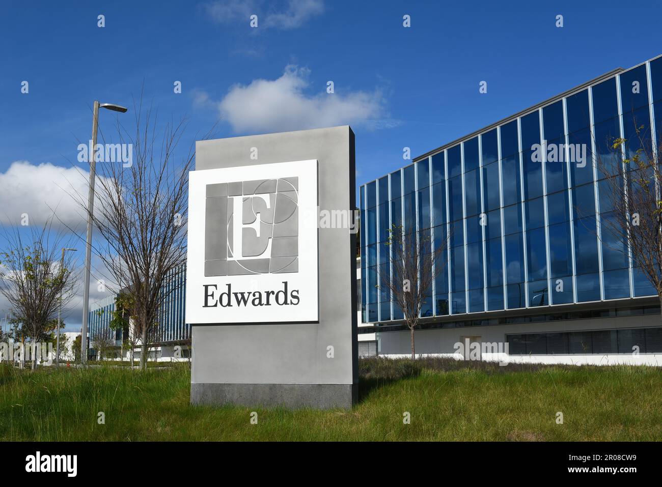 IRVINE, KALIFORNIEN - 7. MAI 2023: Edwards Lifesciences Schild am Irvine Corporate Campus. Stockfoto
