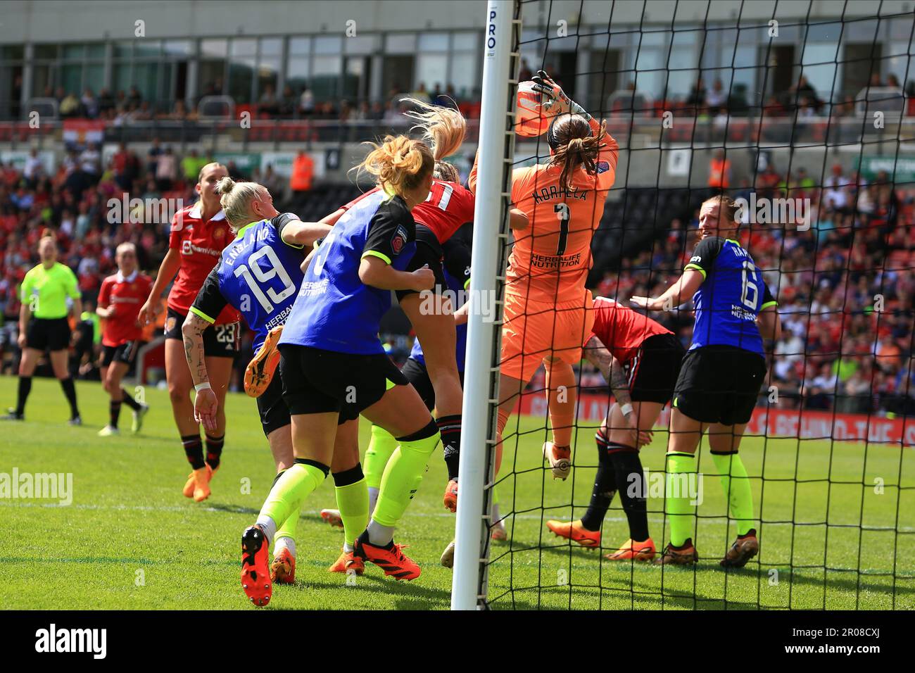 Leigh, Großbritannien. 07. Mai 2023. Torhüter Tinja-Rikka Korpela (1 Tottenham) während des WSL-Spiels zwischen Manchester United und Tottenham im Leigh Sports Village Park in Leigh, England. (MHodsman/SPP) Kredit: SPP Sport Press Photo. Alamy Live News Stockfoto