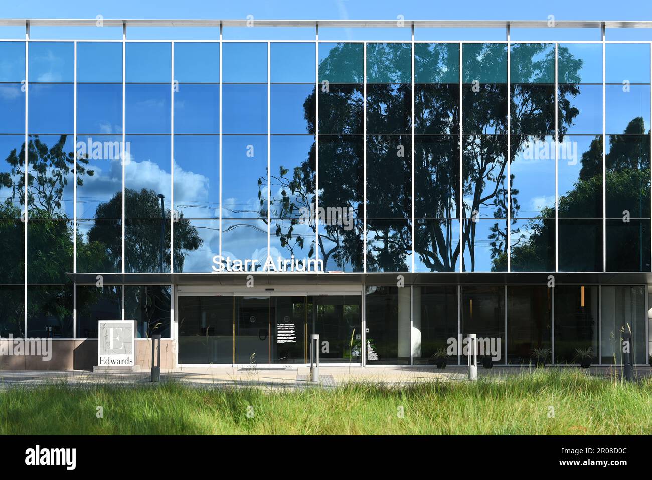 IRVINE, KALIFORNIEN - 7. MAI 2023: Starr Atrium at Edwards Lifesciences ist eine LEED Platinum Bridge zwischen bestehenden Bürogebäuden, die als Gatheri dient Stockfoto